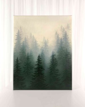 Obraz See the light przedstawia zamglony iglasty las w górach, nad którym nieśmiało przebijają się pojedyncze promienie słońca